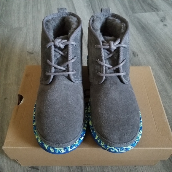 UGG Kids Neumel II Paint Swirl Suede Boot. - Picture 4 of 8